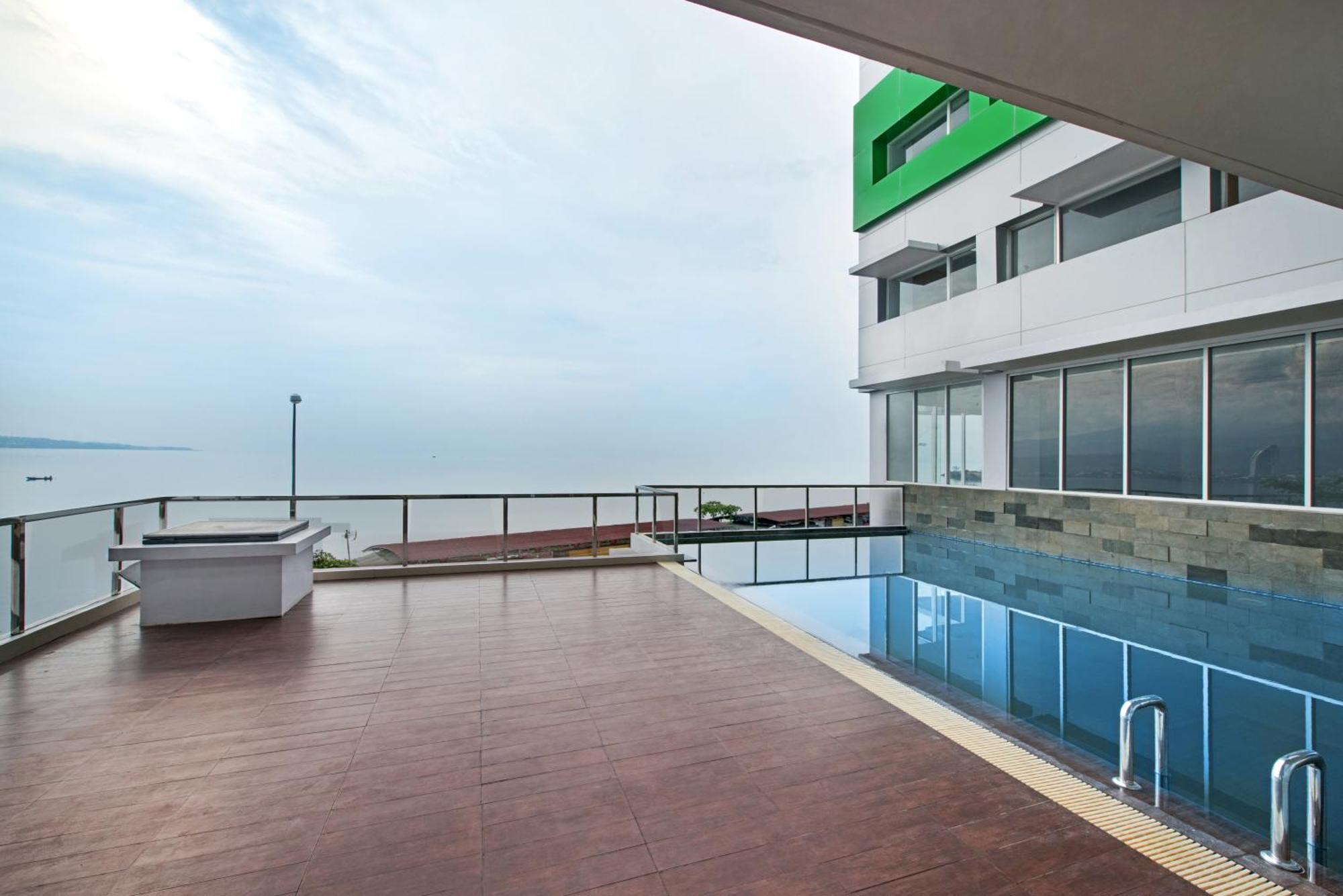 Whiz Prime Hotel Megamas Manado Exterior photo