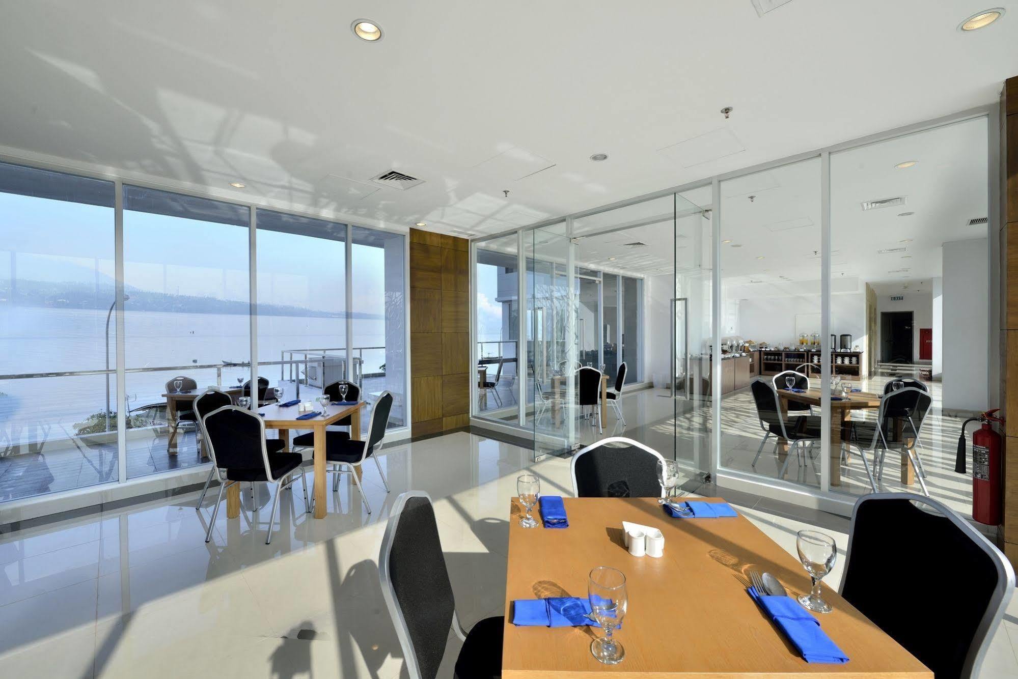 Whiz Prime Hotel Megamas Manado Exterior photo