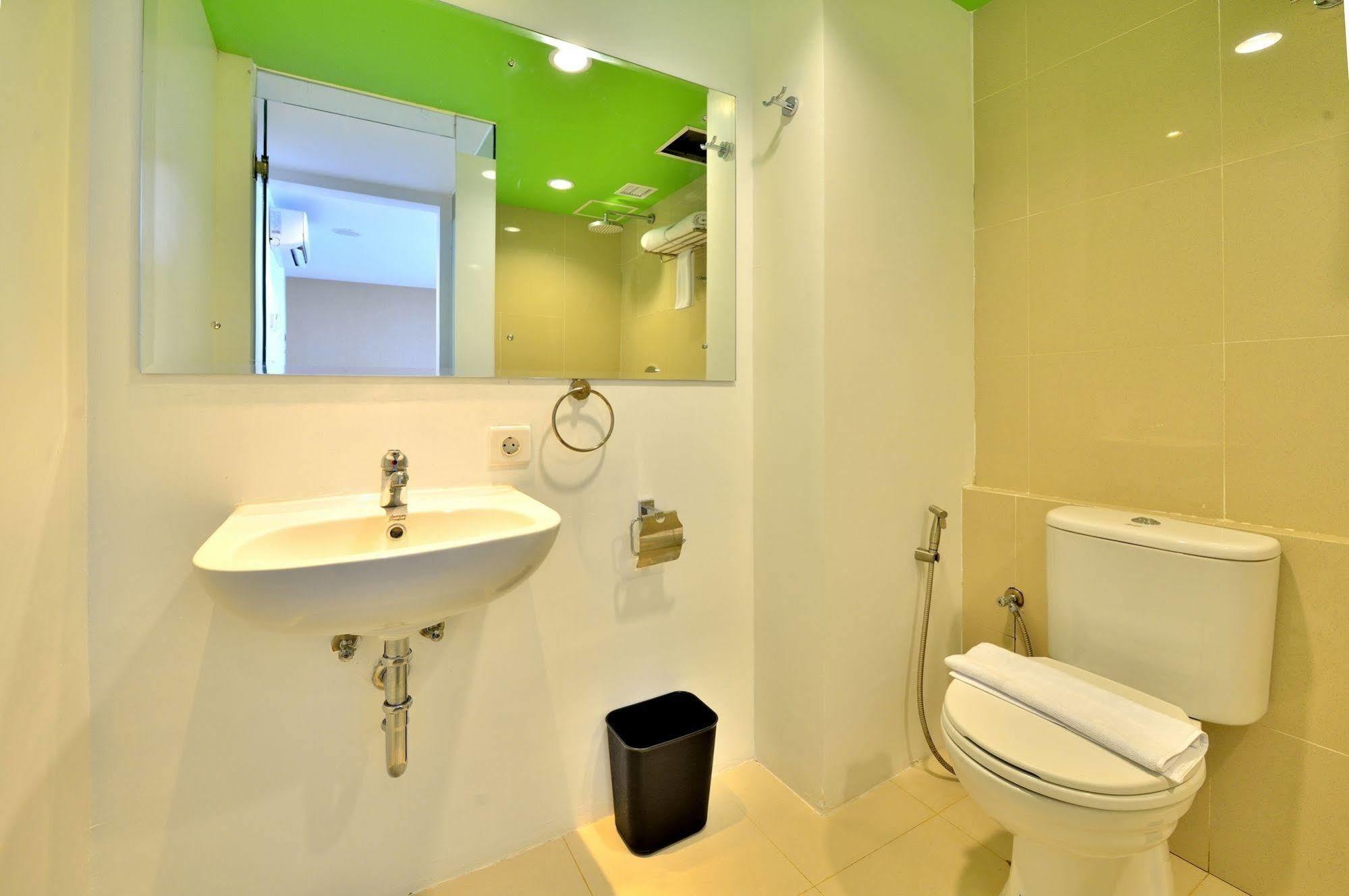 Whiz Prime Hotel Megamas Manado Exterior photo