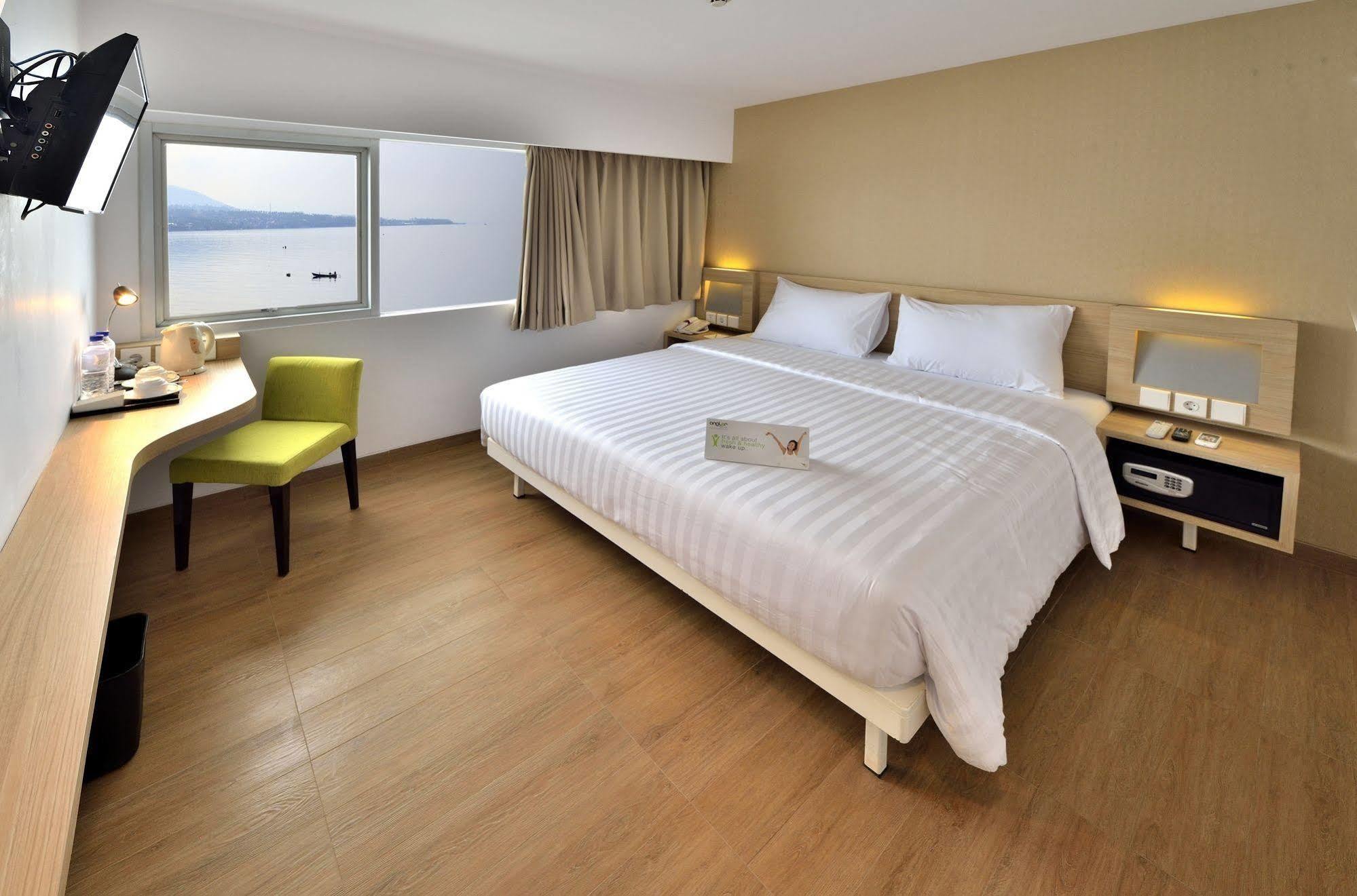 Whiz Prime Hotel Megamas Manado Exterior photo
