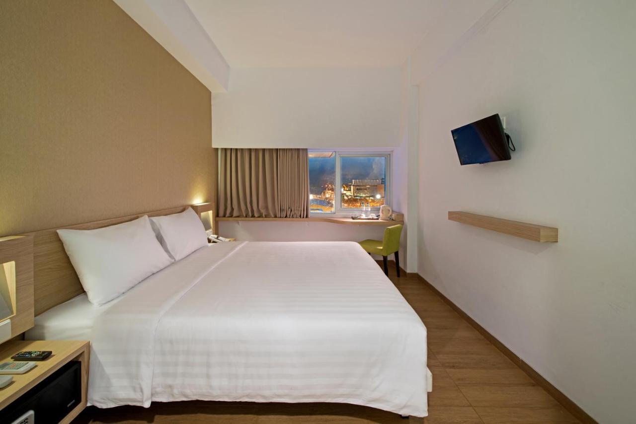 Whiz Prime Hotel Megamas Manado Exterior photo