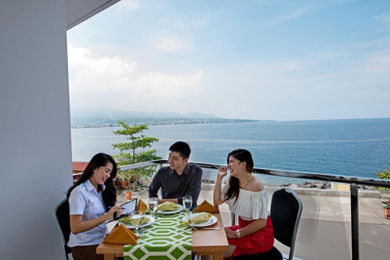 Whiz Prime Hotel Megamas Manado Exterior photo