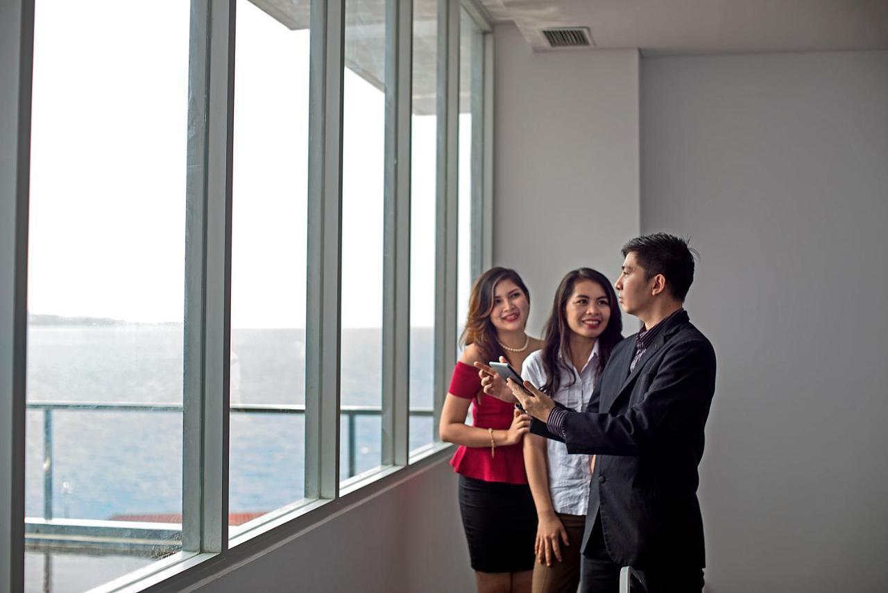Whiz Prime Hotel Megamas Manado Exterior photo