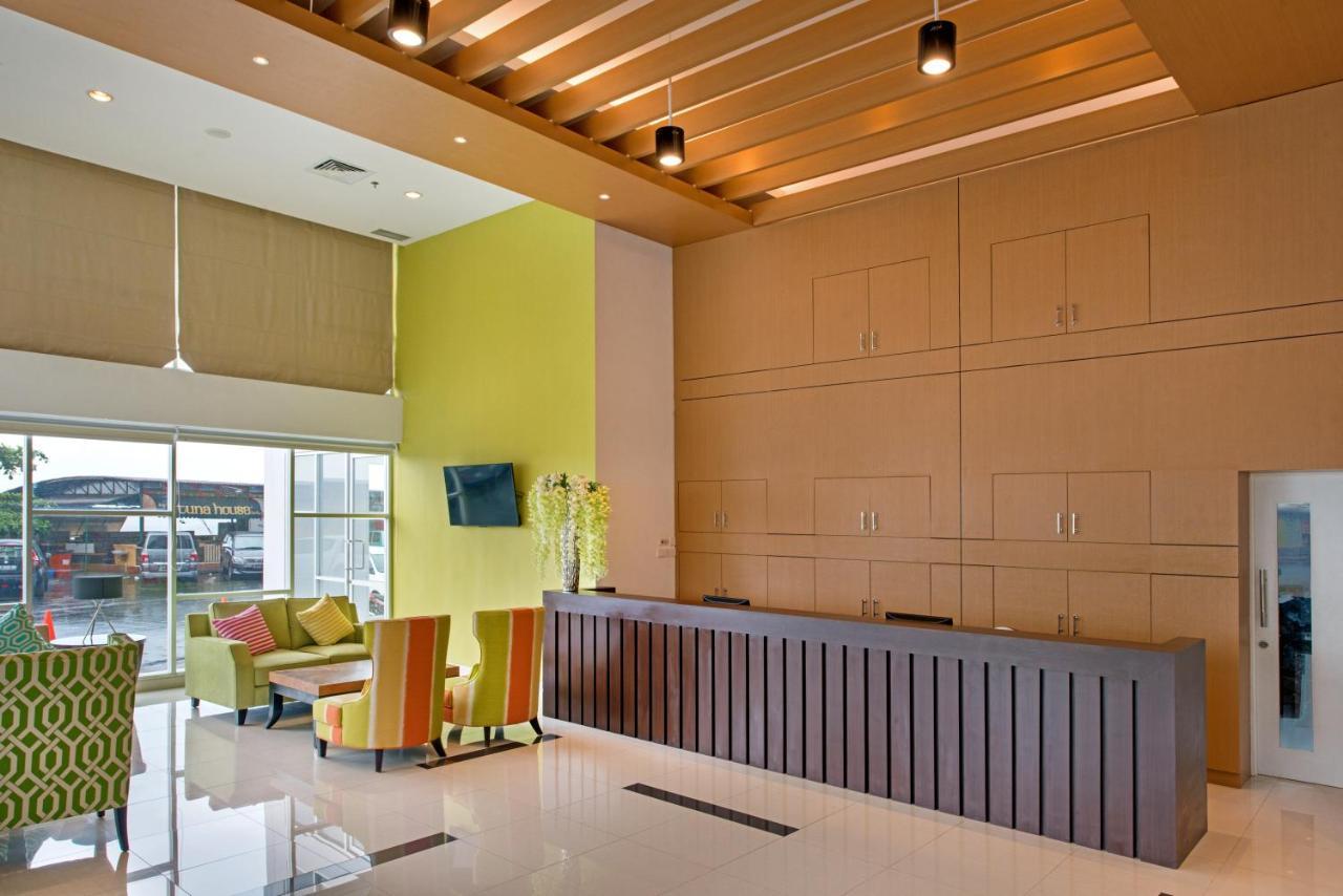 Whiz Prime Hotel Megamas Manado Exterior photo